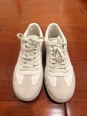 Vince Low-Top Sneakers in Off-White